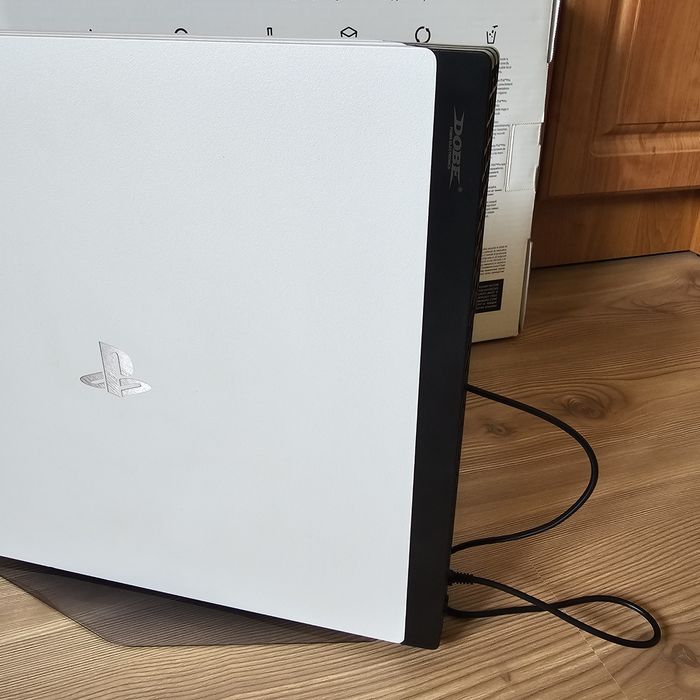 Бял PS4 Pro + много игри, аксесоари и картонена кутия PlayStation 4 5 PRO PS4 PS5 Плейстейшън Про