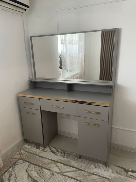 Камод с зеркалом.