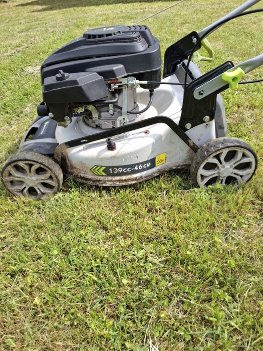 Mașina de tuns iarba cu autopropulsie