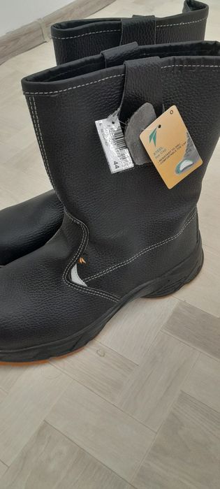 Продам спец обувь