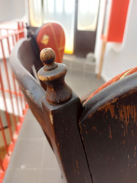 Vând scaune lemn vechi