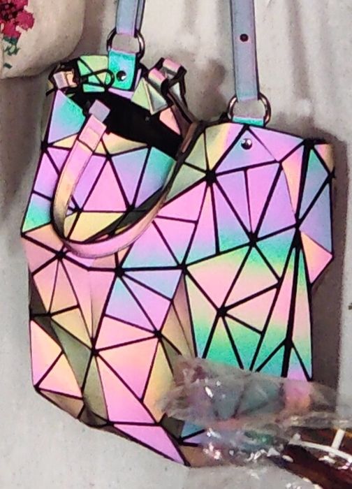 Geanta 3D care isi schimba culoarea in lumina