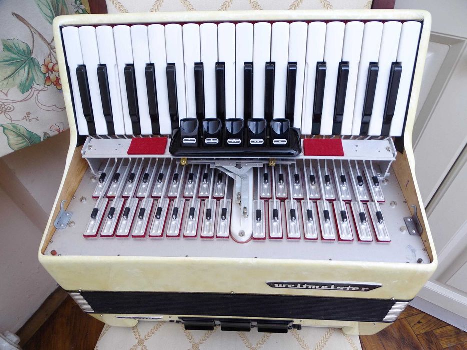 Отличен акордеон Велтмайстер Стела 60 баса