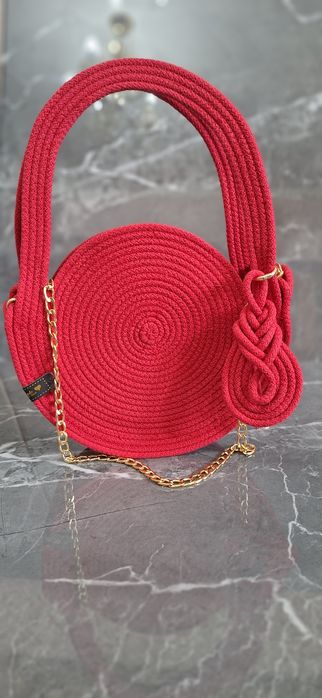 В наличии сумочка в ярком цвете.