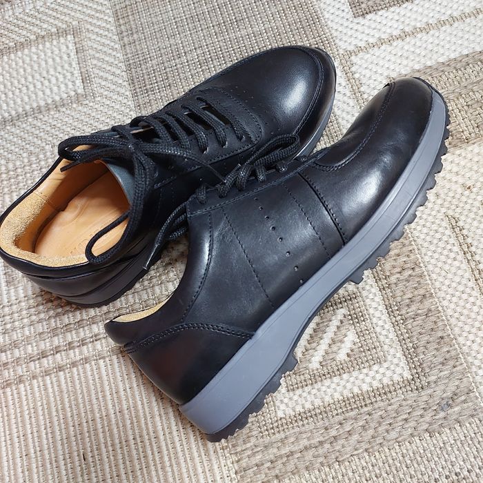 Продам кроссовки женские