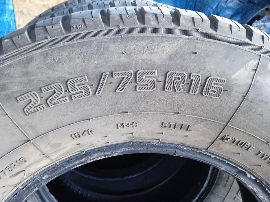 Продам комплект резины 225/75/16