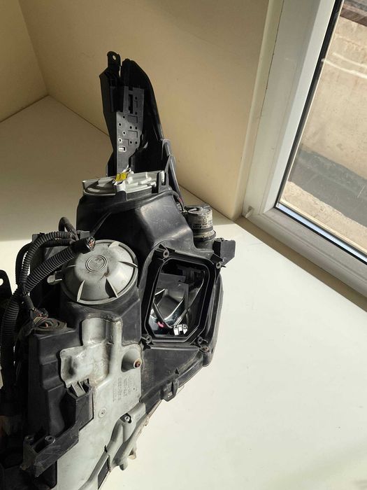 Десен ксенонов фар за Toyota Avensis