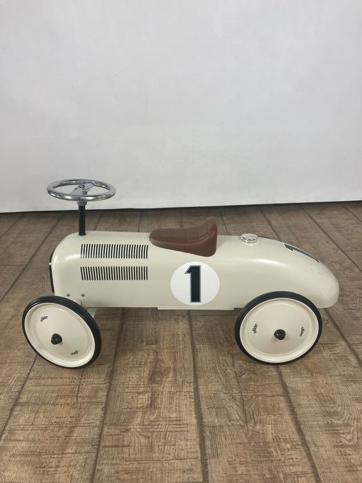 Vilac Masina Metal Alba - Crem - Masina clasica si durabila