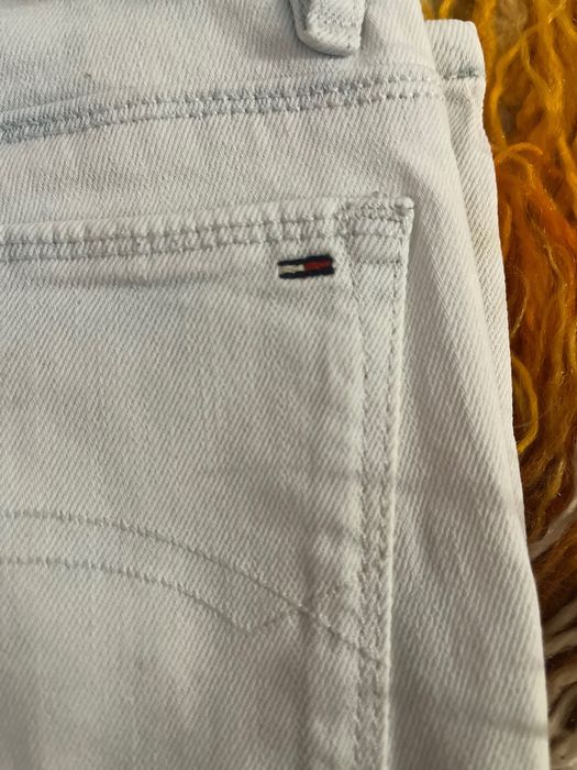 Накъсани дънки на Tommy Hilfiger