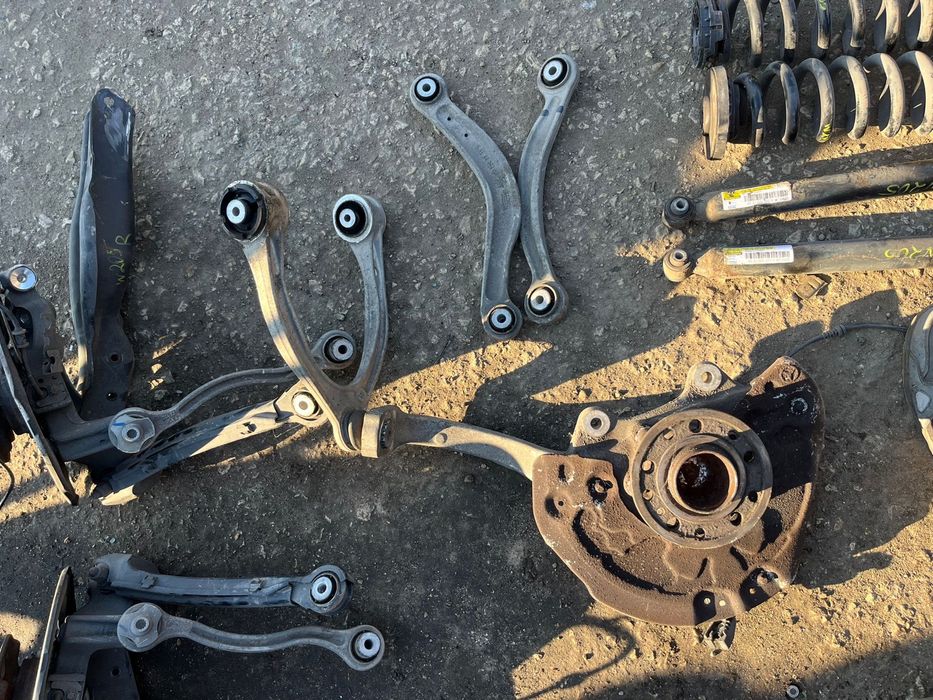 Окачване Mercedes W205 Предни шенкели кокали зад. полуоски амортисьори