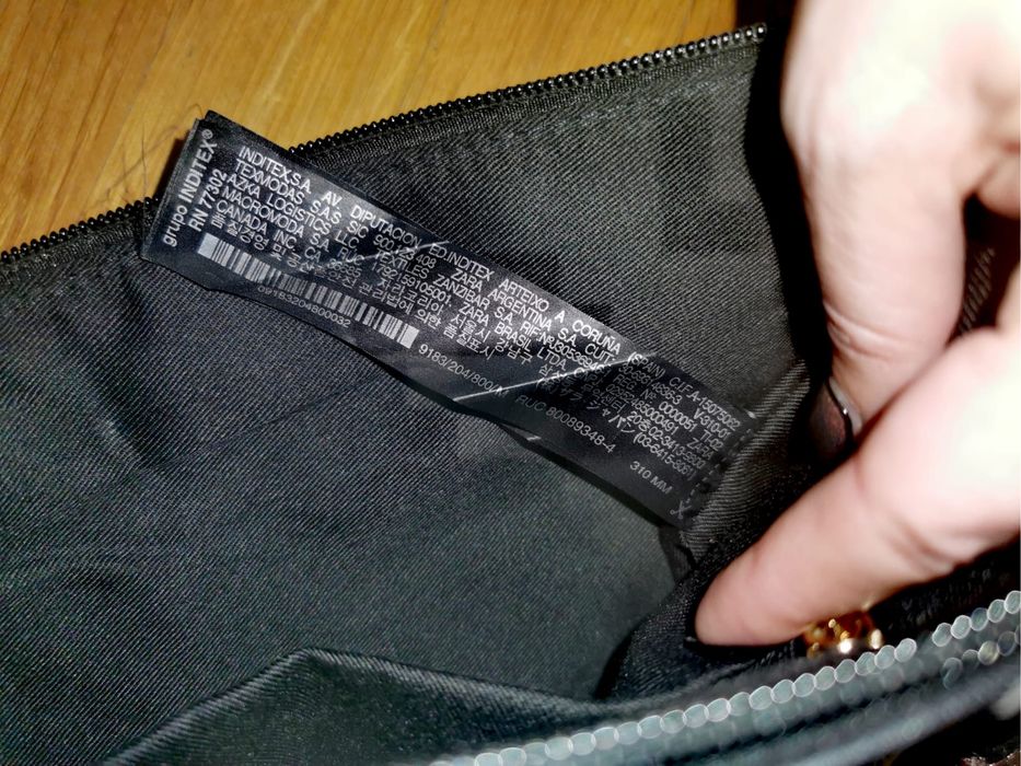 Чанта Zara Зара с апликации нашивки значки черна с цип без презрамка