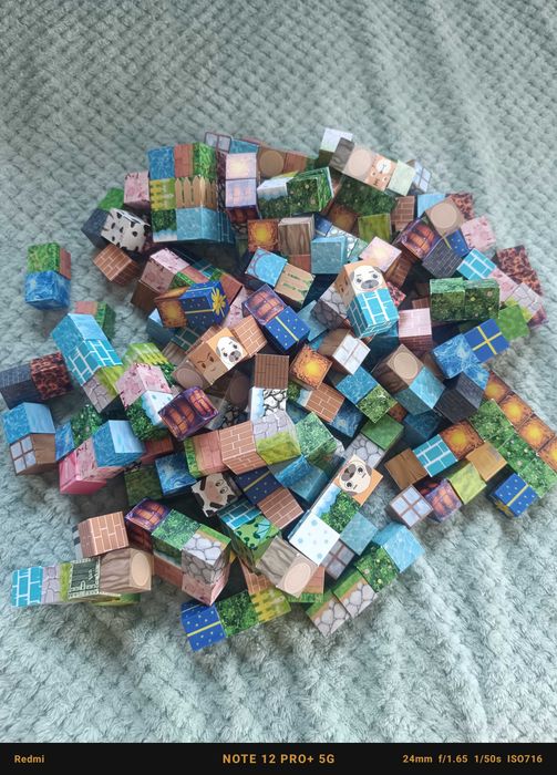 Cuburi magnetice Minecraft