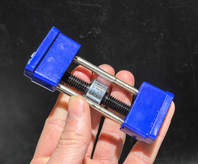 Dispozitiv/ ghidaj pentru ascuțit dălți, cutite pielarie, cutit rindea