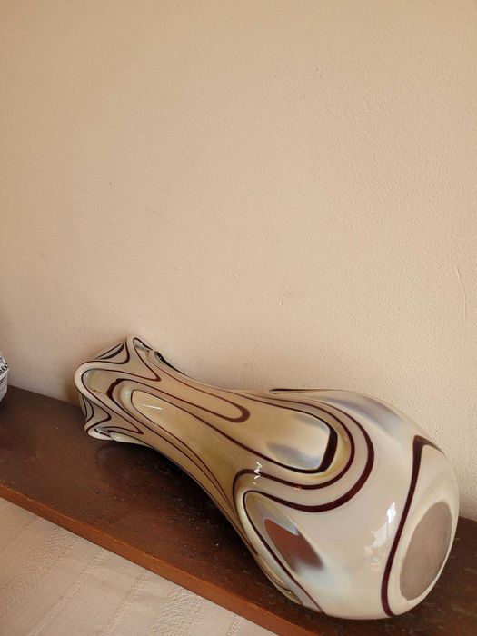 Ваза от стъкло с ефектна шарка