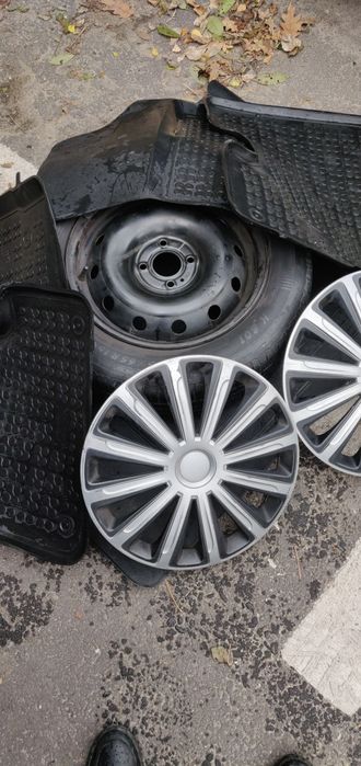 Vând roata, capace,covoare logan+cadou