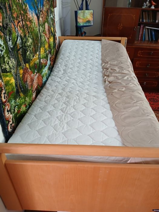 Vând pat medical cu telecomandă+saltea antiescară