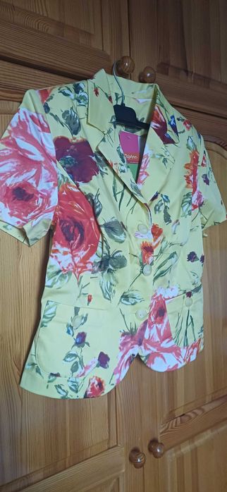 Разкошно Сако на DAPHNE с красив цветен принт! НОВО с Етикет!