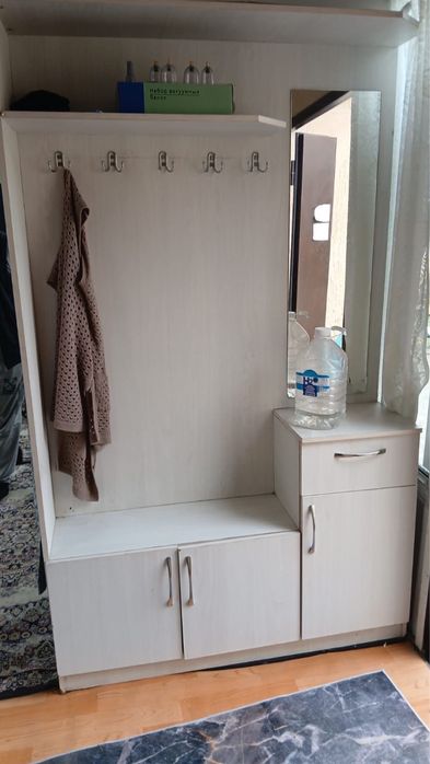 Прихожая целая  срочно