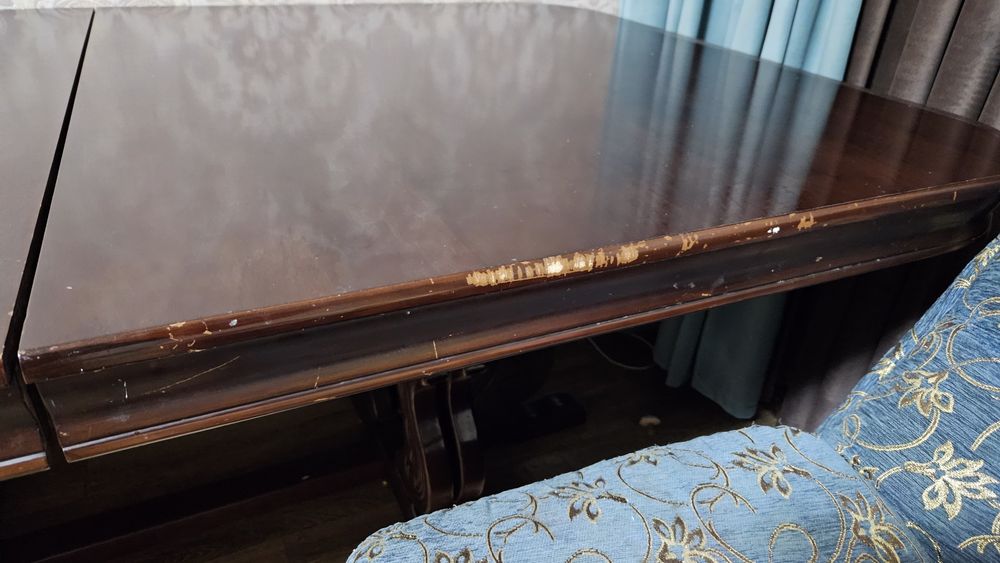 Стол в гостиную.