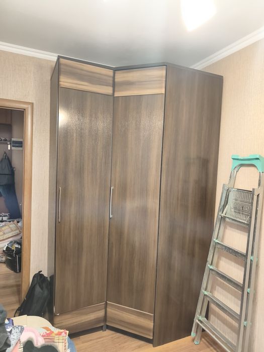 Продам угловой шкаф