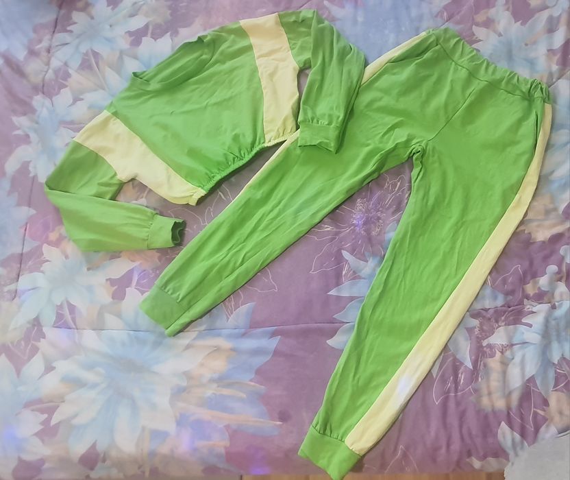 Спортен екип с късо горнище, в размер ХС/С