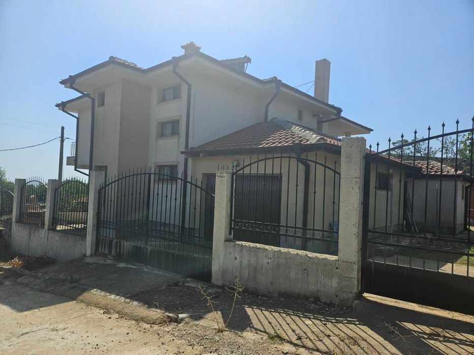 Чудесна двуетажна къща в село Баня