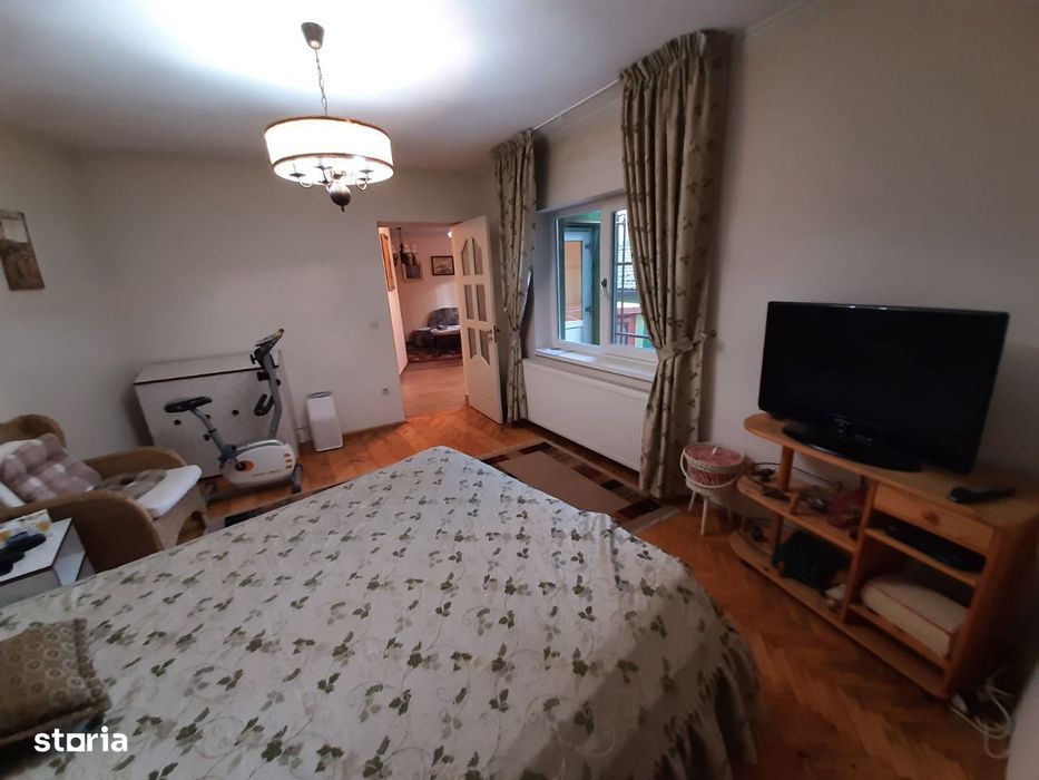 Casa cu etaj, 4 camere, 5 Ari teren, semicentral Satu Mare