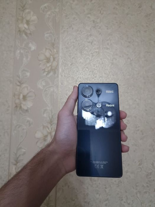 Redmi note 13 pro  ideal holatda qirilgan chizilgan joylari umuman yoq