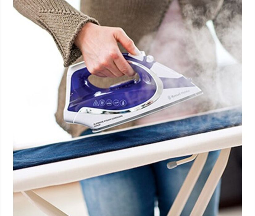 Fier de calcat fara fir, Russell, 2400W, talpa ceramică