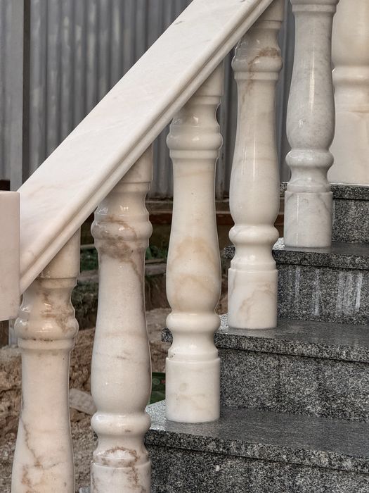 Лестница из гранита балясина перила