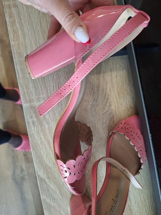 Официални розови обувки