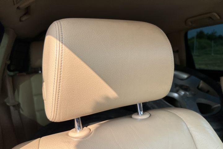 Tetiera fata dreapta piele Volkswagen VW Touareg generatia 1 7L