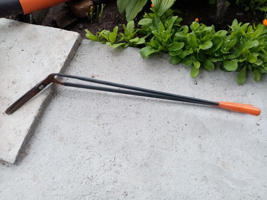 Градинска ножица за храсти и дървета.