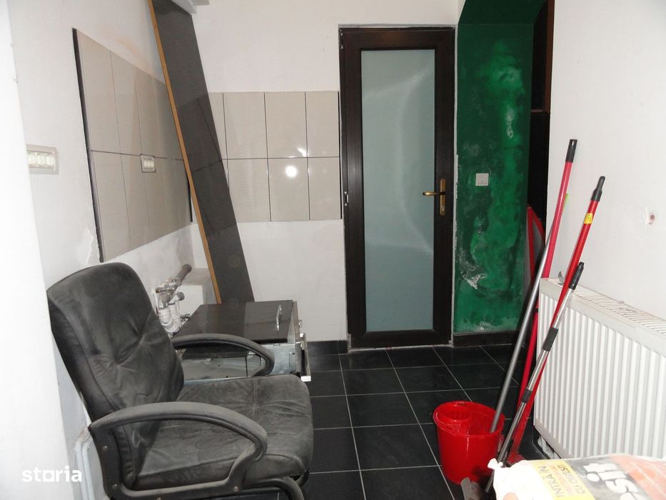 Spatiu comercial 79 mp acces stradal zona centrala langa Hotel Anirok