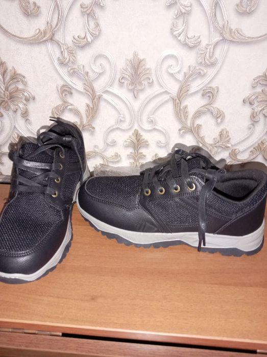 Продам кроссовки р 41