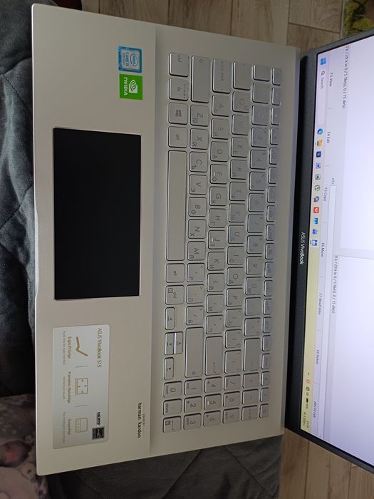 Asus VivoBook S15 x532fl със ScreenPad