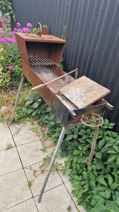 Мангал б/у, есть место под казан.