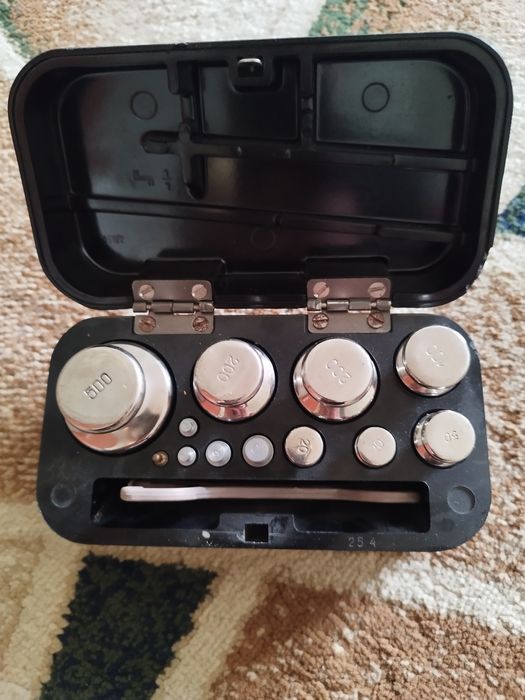 Продам две коробки весов