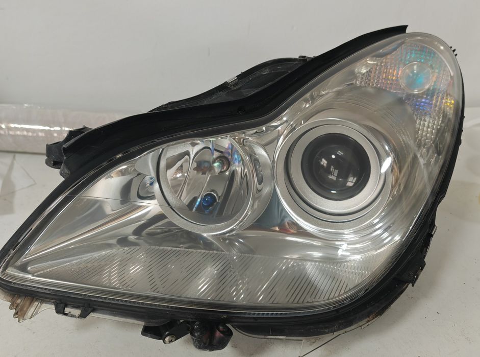 Far dreapta stanga Mercedes CLS  W219 Bi-Xenon HELLA original complet volan stanga