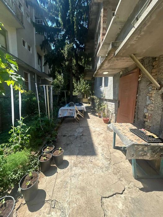 Двуетажна къща с гараж и двор, гр. Попово