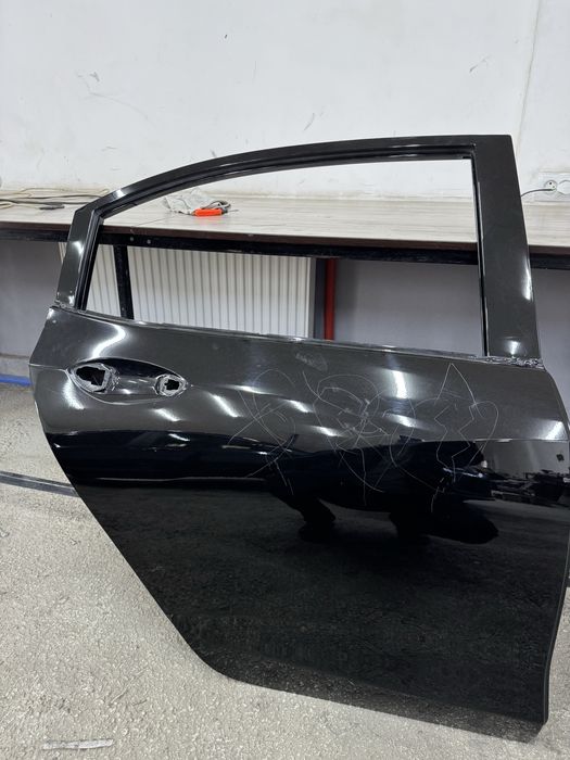 Onix o’ng orqa eshik rodnoy