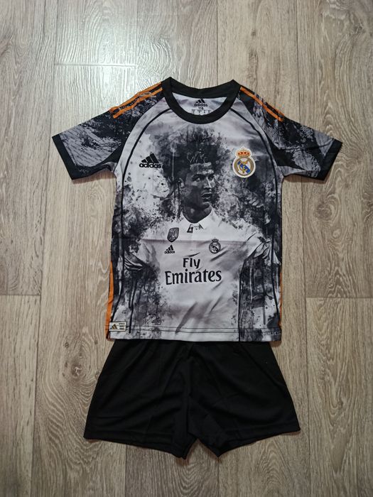 Футболен екип на Роналдо Реал Мадрид снимка бяла седмица