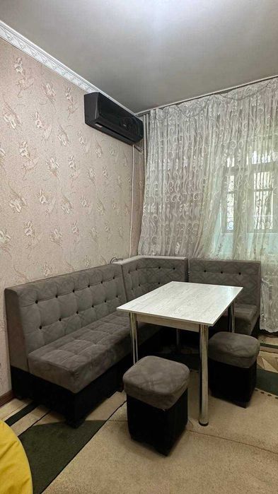 Продам мягкий уголок с пуфиками и столом (б/у)