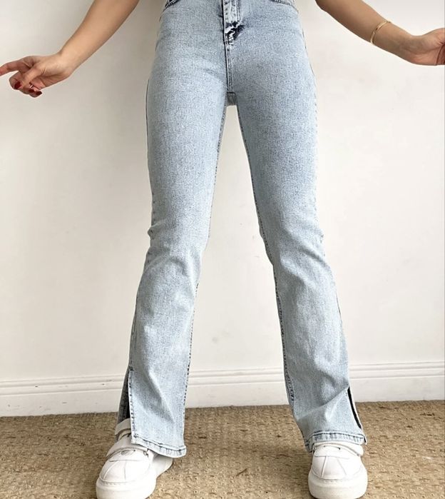 Дънки с висока талия и странична цепка.