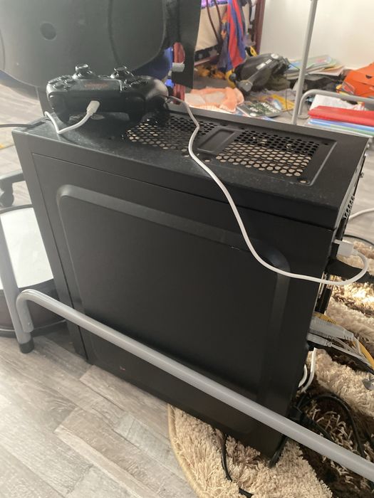 Vand pc gaming 900 lei cititi descriera nu trimit prin curier