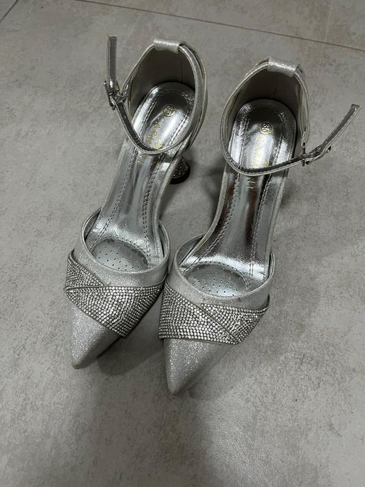 Вечерние серебристые туфли