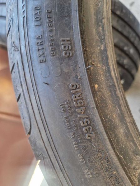 2 Goodyear R19 235/45
летни гуми
DOT2721