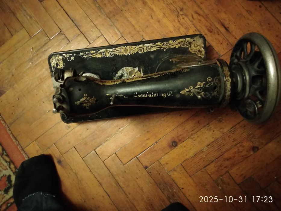 Старинная швейная машинка Зингер