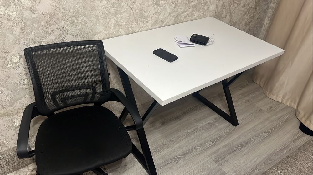 Компютерный стол вместе с креслом