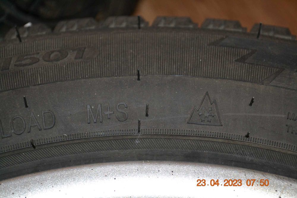 Продам зимние шипованные шины